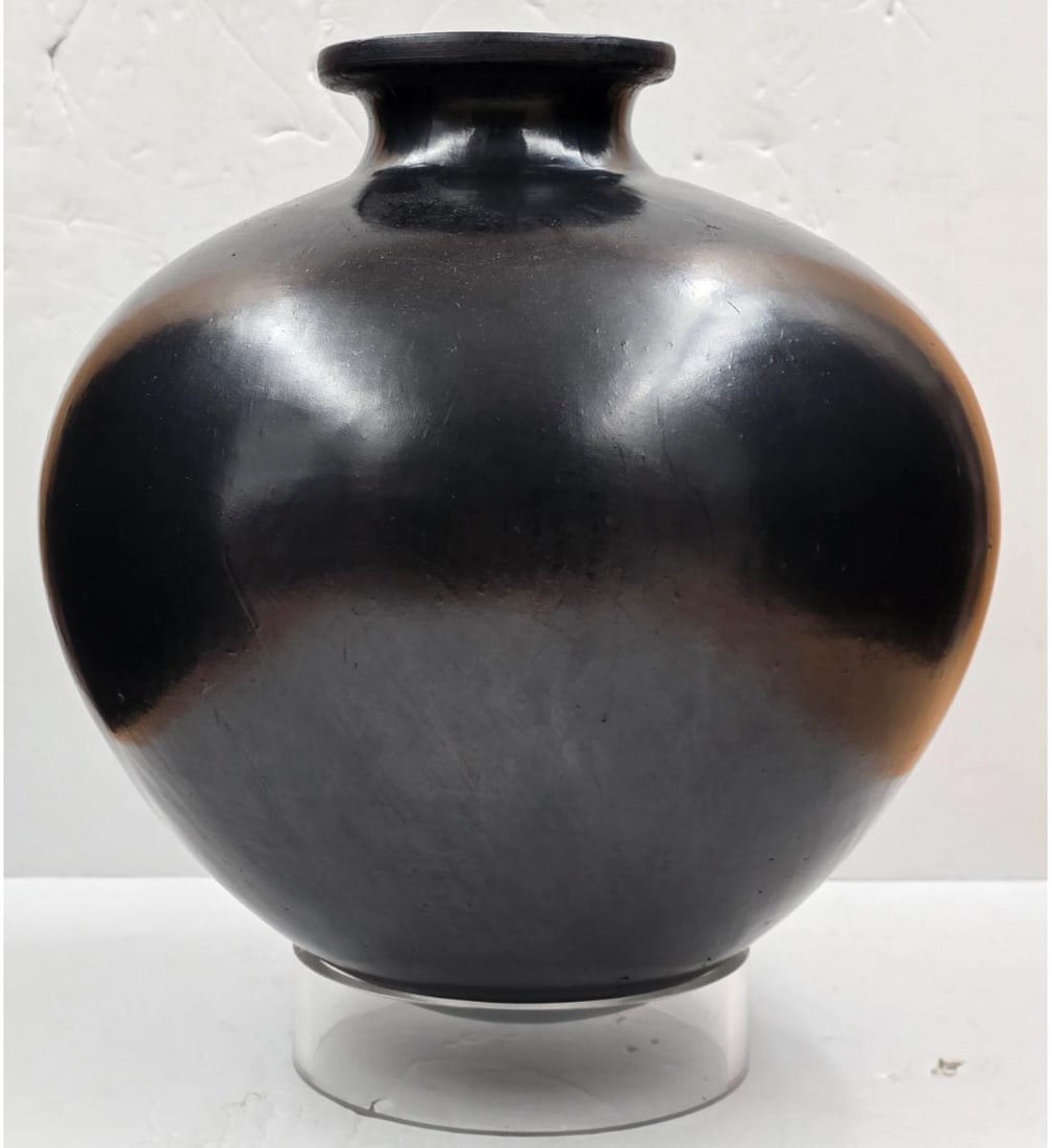 A Large Fine Native American Black Ware Pottery Vase Unsigned (1 of 8)