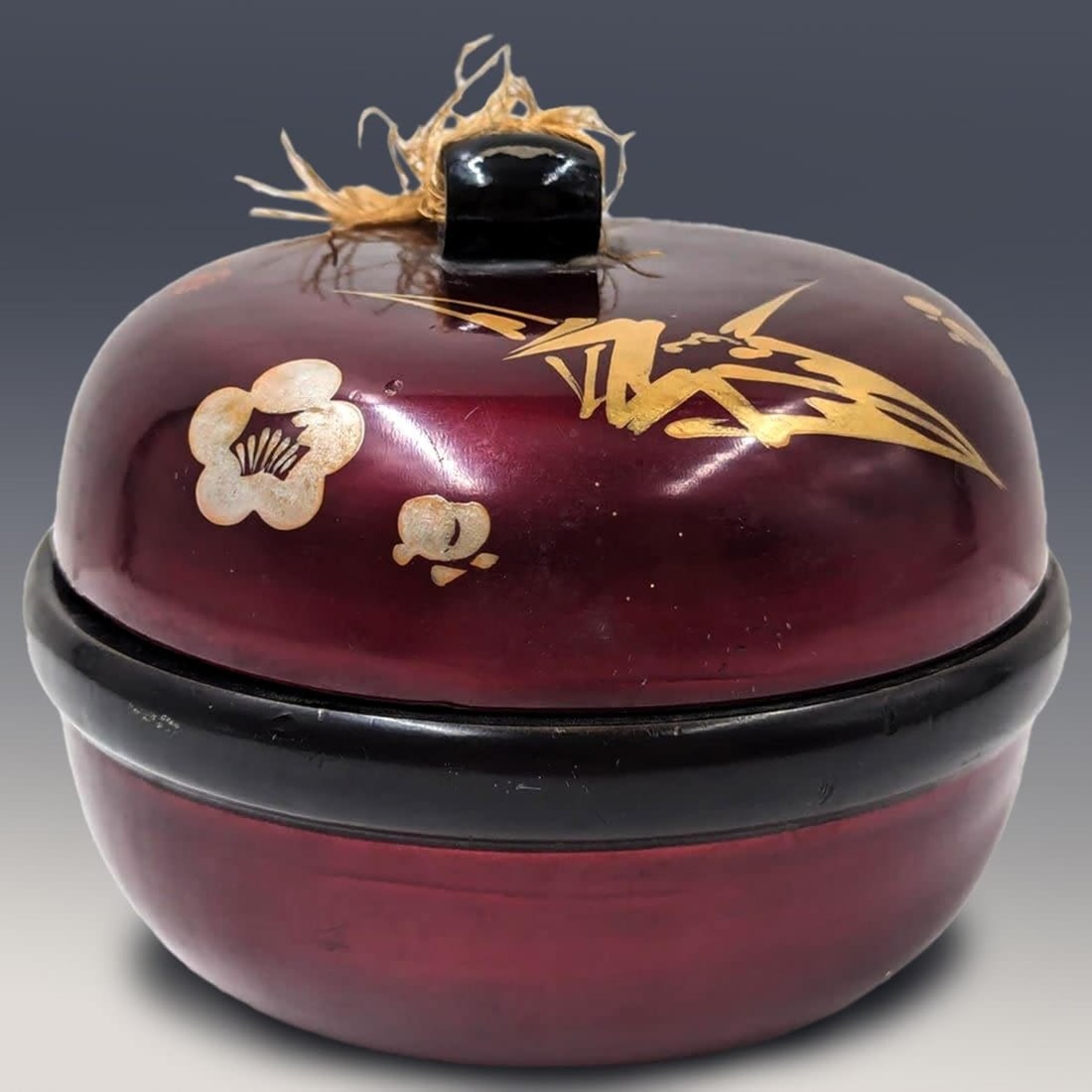 A Fine Vintage Japanese Red Lacquered Lidded Box (1 of 9)