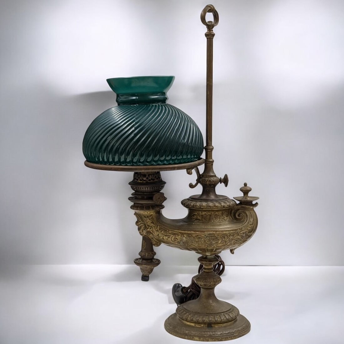 Vintage Theodore B. Starr Aladdin Brass Student Lamp: Vintage Theodore B. Starr Aladdin Brass Student Lamp. Provenance: Life Long Florida Dealers Collection. Measures approx. 21 1/2" X 12". Please copy and paste the URL link below to review ou