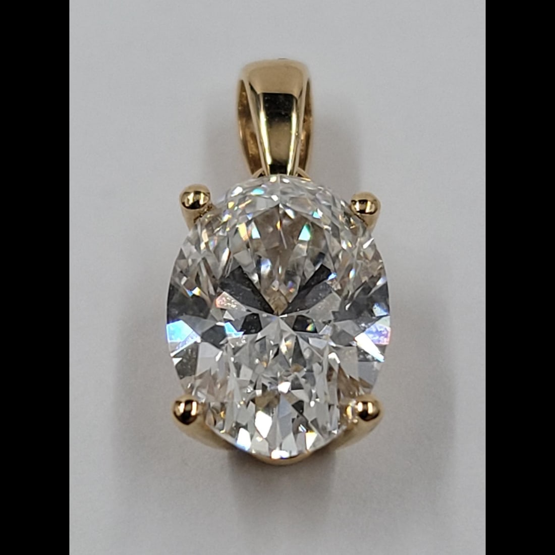 A Very Fine New 18K Gold & 2.01 CT Oval F VVS2 LAB GROWN Diamond Pendant With Case & Diamond Report (1 of 13)