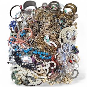 Lot Of Costume Jewelry, Necklaces And Bracelets