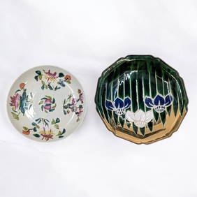 Pair Of Chinese Decorative Plates, One Old Famille Rose And A Modern Crackle / Gilt Plate (1 of 12)