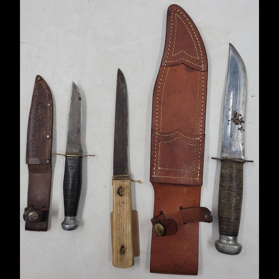 Lot Of 3 Vintage Knives And Leather Sheaths (1 of 9)