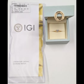 A Very Fine Brand New 18K Gold And 1.0 CT Round D VS1 LAB GROWN Diamond Ring with Case/Report