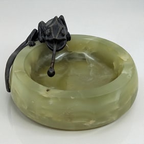 A Vintage Art Deco Onyx Ashtray With A Bronze Chameleon