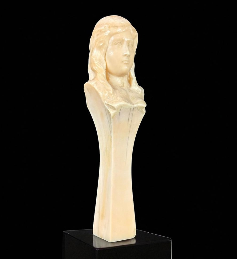 19th Century French Carved Bone Seal Figure Of A Young Girl: Dieppe 19th century French carved bone seal on the figure of a young girl. Masterfully Carved and 5" tall. Please READ & REVIEW our Terms and Conditions before bidding, payment, shipping and other spe