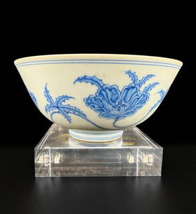 A fine Chinese Blue And White Porcelain Bowl with Ming Dynasty Mark: Antique Chinese porcelain blue and white bowl. Bears honorary Ming dynasty mark, but most likely 18th century. Measures 6" across and 2.75" tall. excellent condition. Please READ & REVIEW our Terms an