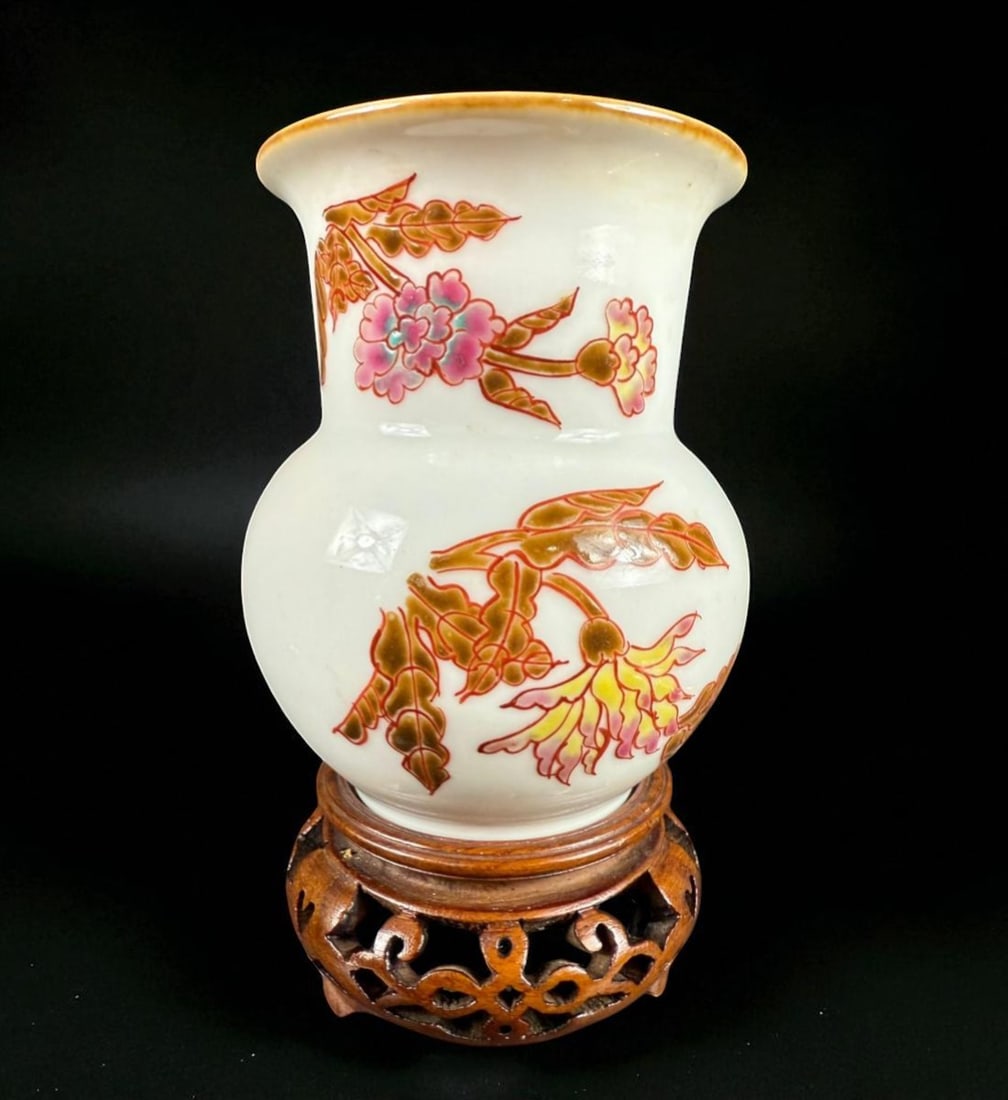 Late Chinese Qing Dynasty To Republic Period Porcelain Diminutive Vase Circa 1900-1920: Late Chinese Qing dynasty to Republic period porcelain diminutive vase, Circa 1900-1920. Excellent condition. Stands 5" tall overall and 3.25" wide. Please READ & REVIEW our Terms and Conditions befor