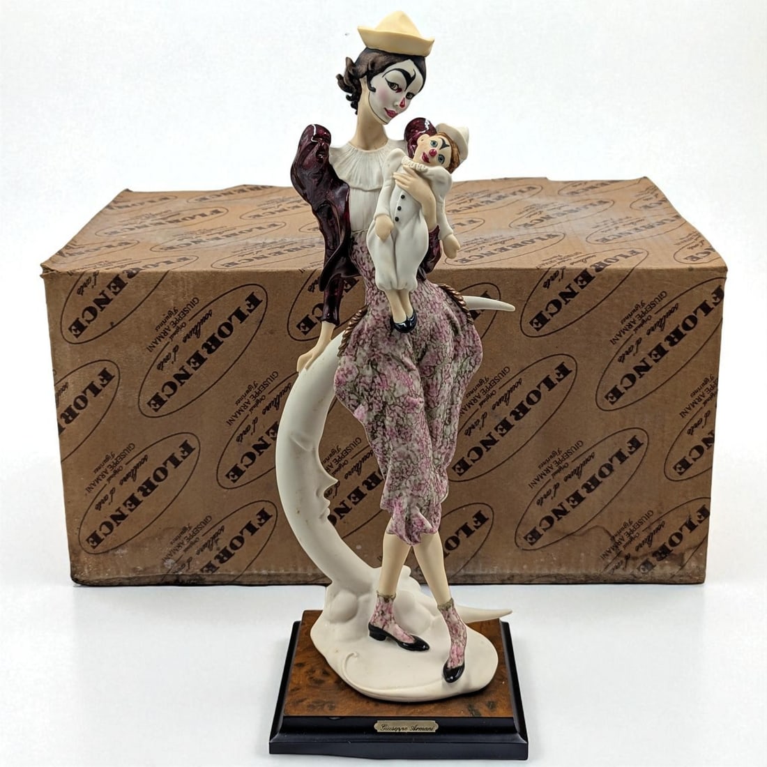 Giuseppe Armani Figurine: Limited Ed. 5060 / 7500 "Lady Clown With Puppet" 743C With Original Box: Giuseppe Armani Figurine: Limited Ed. 5060 / 7500 "Lady Clown With Puppet" 743C With Original Box. Figurine measures approx. 14 1/2" X 5 1/2". Box measures approx. 10 1/2" X 17 1/2" X 9".
