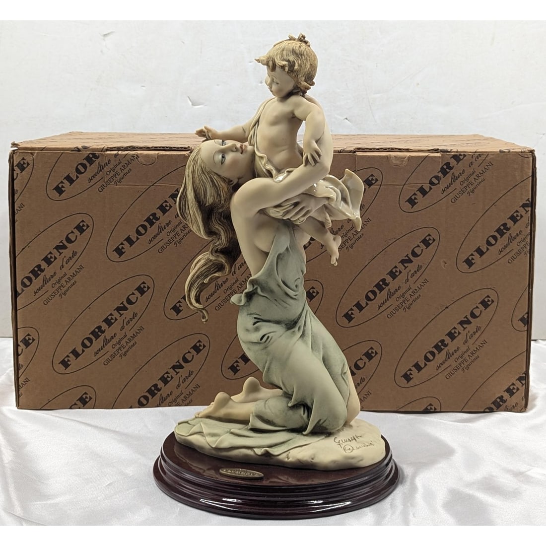 Giuseppe Armani Figurine: "Knelt Maternity" 185C With Original Box: Giuseppe Armani Figurine: "Knelt Maternity" 185C With Original Box. Box measures approx. 10 1/2" X 17 1/2" X 9". Please copy and paste the URL link below to review our Terms and Conditions