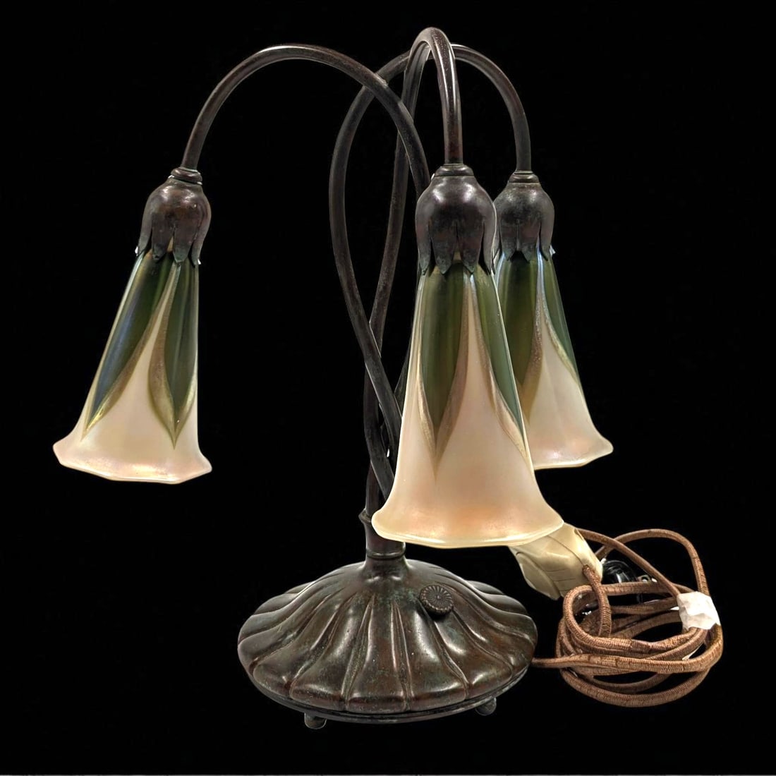 Signed 1980 Lundberg Studios Buffalo Metal Three-Light Lily Lamp, LS102956: Signed 1980 Lundberg Studios Buffalo Metal Three-Light Lily Lamp, LS102956. Measures approx. 12" X 7 1/2", Shades measure approx. 5" X 3" each. Please copy and paste the URL link below t