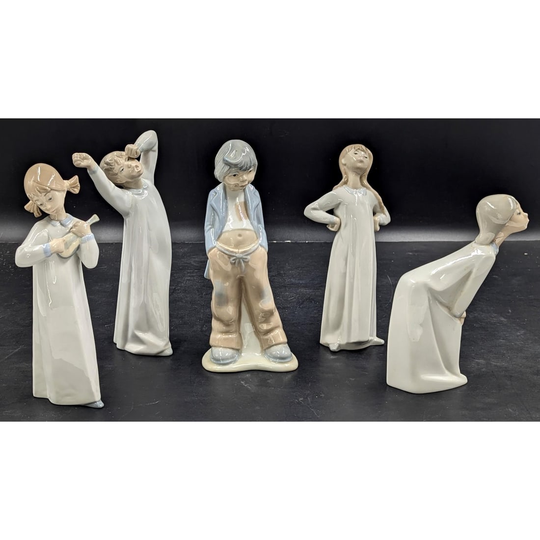 Lladro Figurine, Feeding The Pigeons 01005428