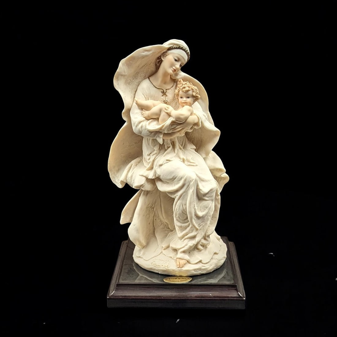 Giuseppe Armani Figurine: "Madonna And Child" 1186F With Original Box: Giuseppe Armani Figurine: "Madonna And Child" 1186F With Original Box. Box measures approx. 7 1/2" X 13" X 7 1/2". Please copy and paste the URL link below to review our Terms and Conditi