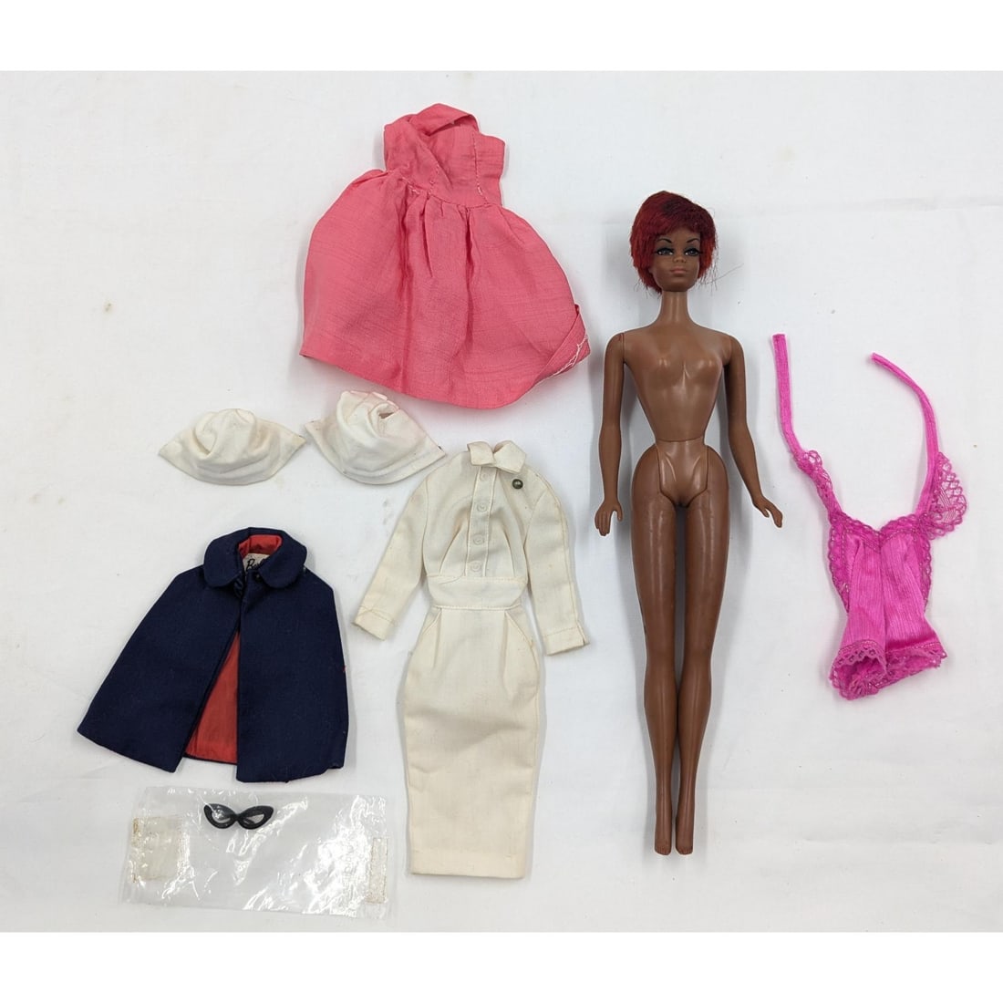 A Very Nice Vintage Julia Doll By Mattel With Three Outfits (1 of 14)