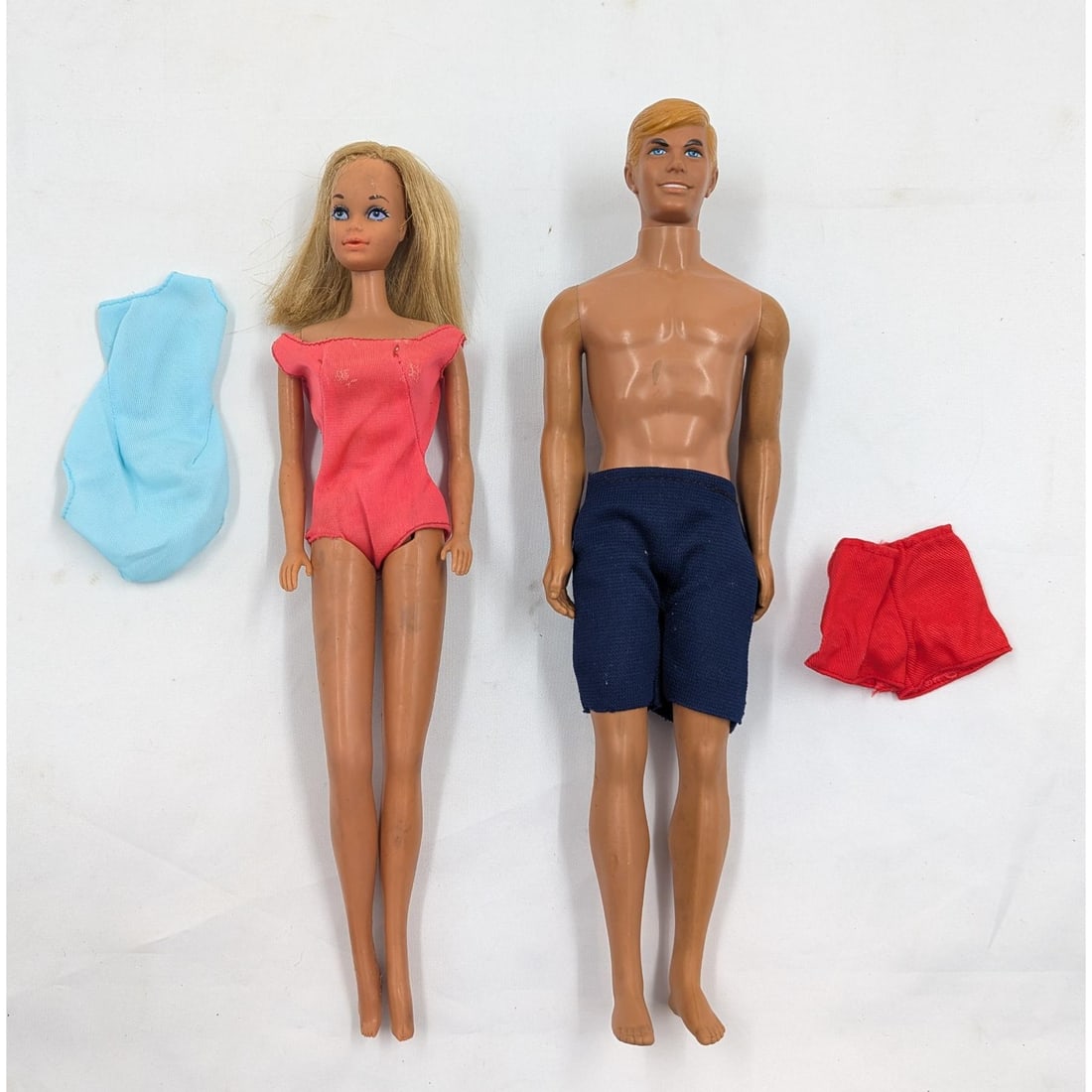 A Very Nice Vintage 1968 Mattel Malibu Barbie And Ken Doll With Extra Bathing Suits (1 of 19)