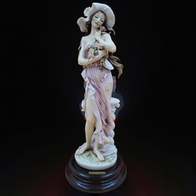 Giuseppe Armani Porcelain Figurine of a Lady with Hat and Flowers 202E "Daisy" 1994. Measures
