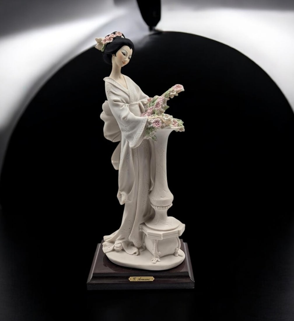 Giuseppe Armani Figurine: "Oriental Girl With Column" 403S With Original Box (1 of 16)