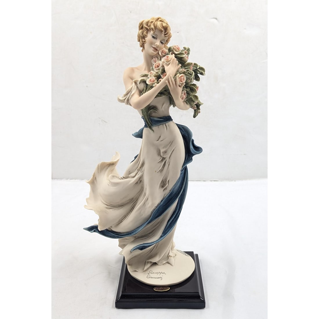 Giuseppe Armani Figurine: Limited Ed. 2002 Members Only Figurine "Belle" 1528C With COA And Box: Giuseppe Armani Figurine: Limited Ed. 2002 Members Only Figurine "Belle" 1528C With COA And Original Box. Box measures approx. 7 1/2" X 16" X 6". Provenance: A Single Central Florida Estate.