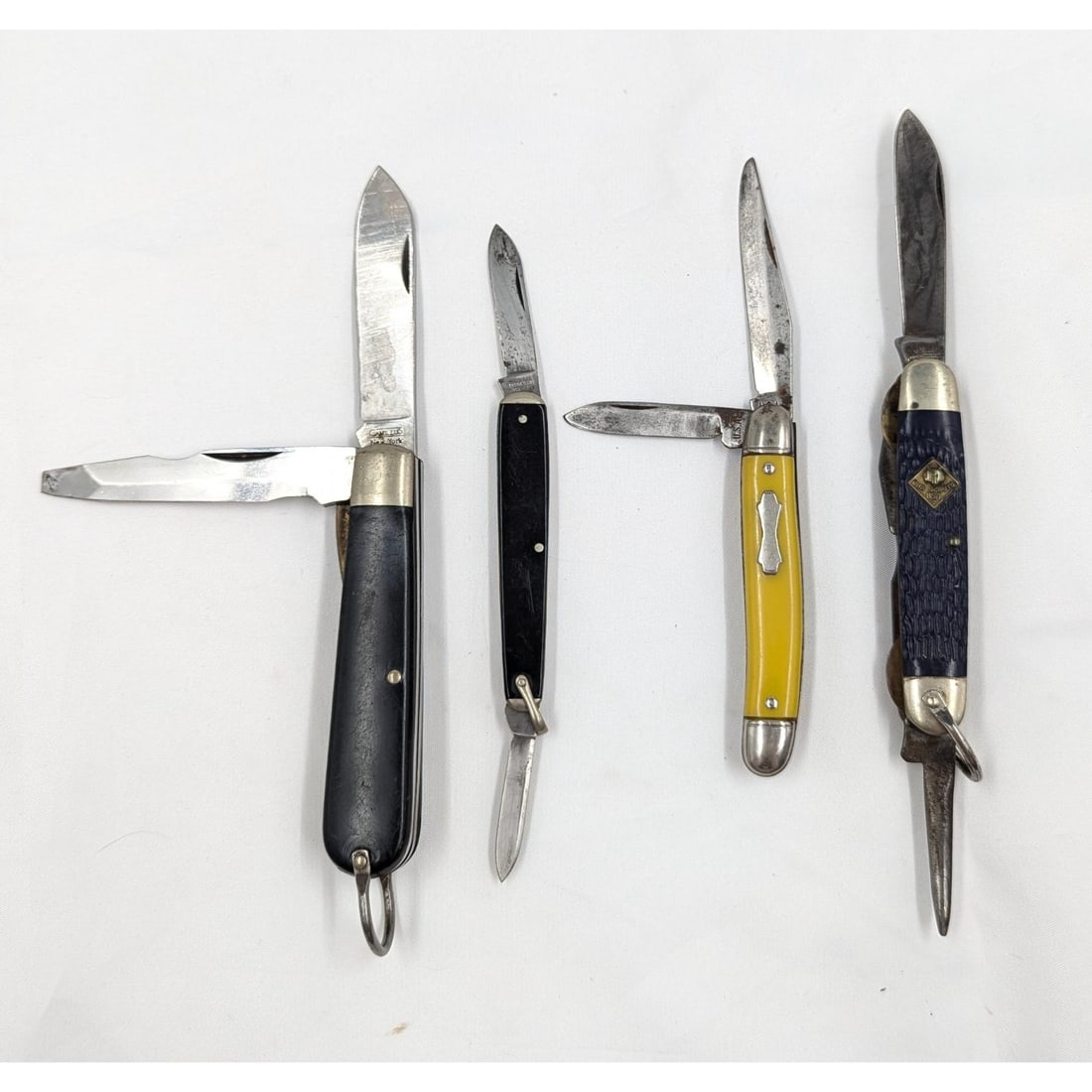 Lot Of 4 Vintage American Pocket Folding Knives: ***DUE TO THIS LOT BEING CLASSED AS A WEAPON IT MUST BE PAID VIA BANK WIRE TRANSFER OR CERTIFIED CHECK.*** Lot Of 4 Vintage American Pocket Folding Knives. Measures approx. 3", 3 1/4", 3 1/2", and3 3/