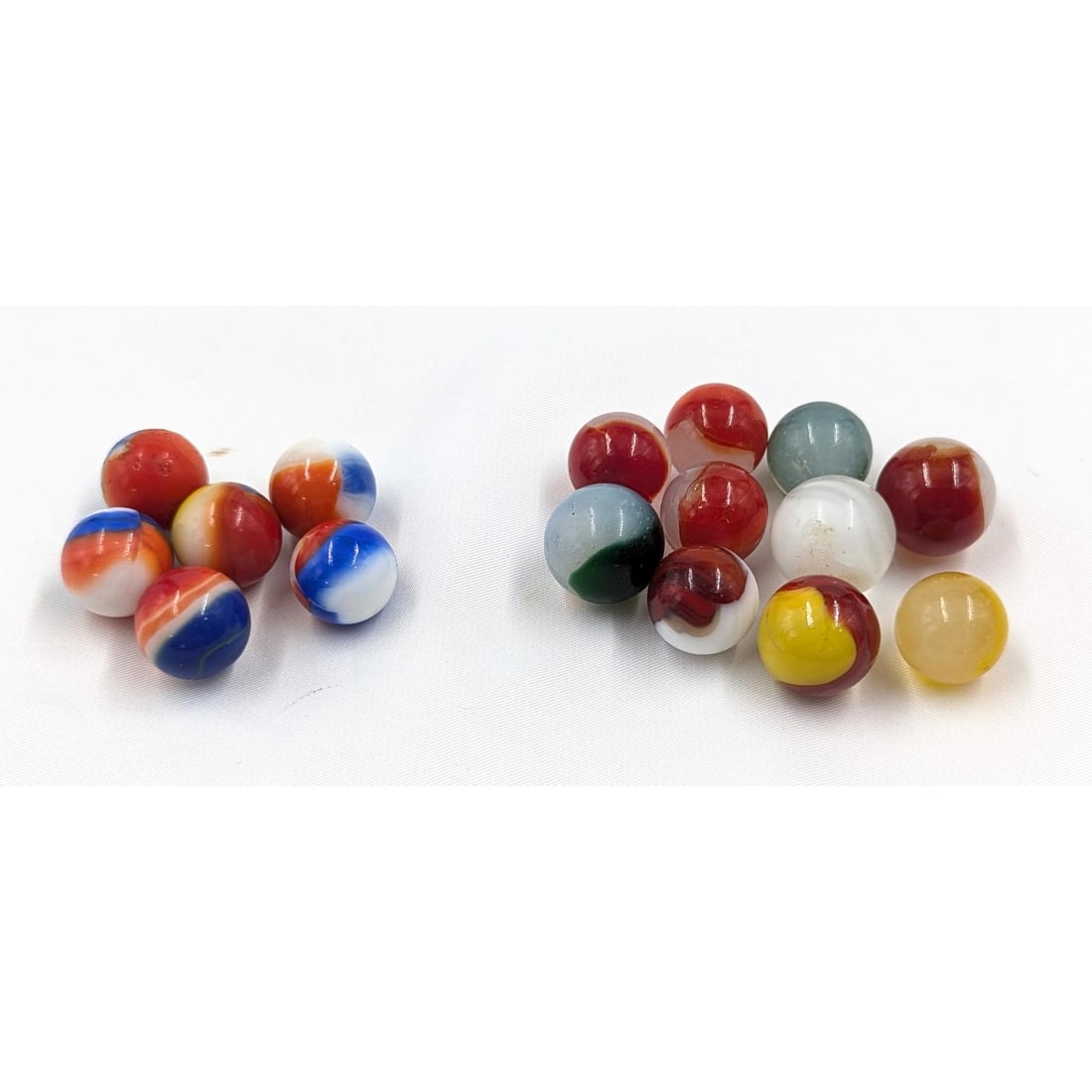 Marbles: Lot Of 16 Marbles In Two Groups, 10 Assorted Peltier Glass Co. Peerless And 6 Banded: Marbles: Lot Of 16 Marbles In Two Groups, 10 Assorted Peltier Glass Co. Peerless And 6 Banded. Bags measure approx. 3" X 2" each. Please copy and paste the URL link below to review our