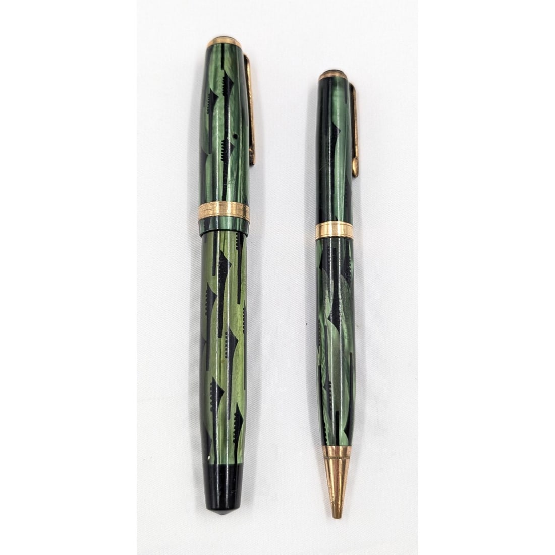 Vintage 2-Piece Green And Black Parker Duofold Geometric "Toothbrush" Fountain Pen And Pencil Set: Vintage 2-Piece Green And Black Parker Duofold Geometric "Toothbrush" Fountain Pen And Pencil Set. Measures approx. 4 3/4" and 5" long each. Please copy and paste the URL link below to