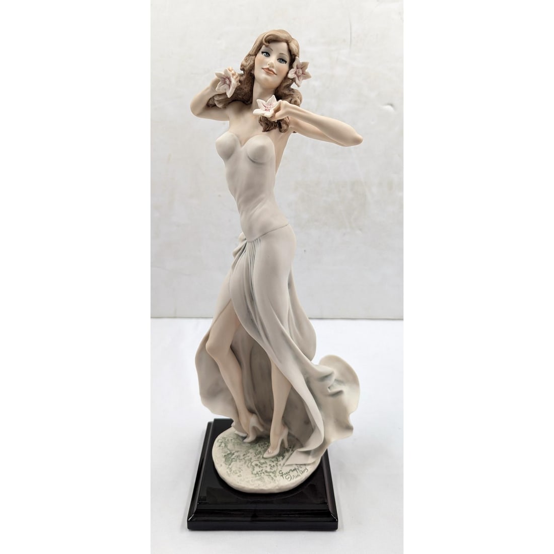 Giuseppe Armani Figurine: "Summer Romance" 1739F With Original Box: Giuseppe Armani Figurine: "Summer Romance" 1739F With Original Box. Box measures approx. 10 1/2" X 22" X 7 1/2". Please copy and paste the URL link below to review our Terms and Condition