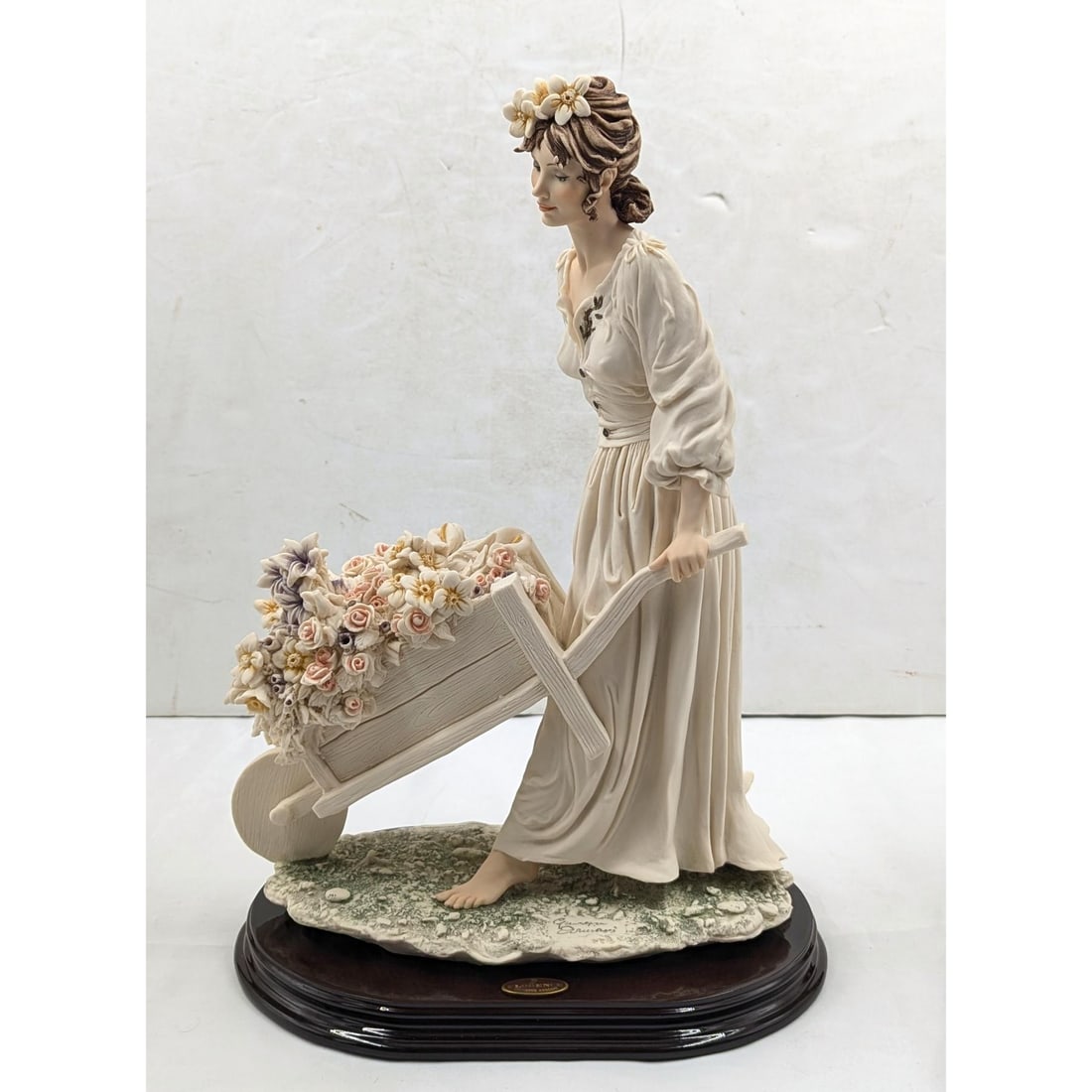 Giuseppe Armani Figurine: Heavy "Caterina" 287F With Original Box: Giuseppe Armani Figurine: Heavy "Caterina" 287F With Original Box. Box measures approx. 13 1/2" X 18" X 9". Please copy and paste the URL link below to review our Terms and Conditions for