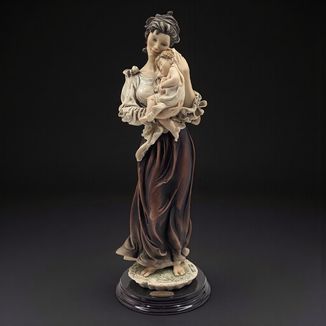 Giuseppe Armani Figurine: Limited Ed. 765/5000 "Bliss" 386C With Original Box (NO COA): Giuseppe Armani Figurine: Limited Ed. 765/5000 "Bliss" 386C With Original Box (NO COA). Box measures approx. 9" X 17 X 8 1/2". Please copy and paste the URL link below to review our Terms