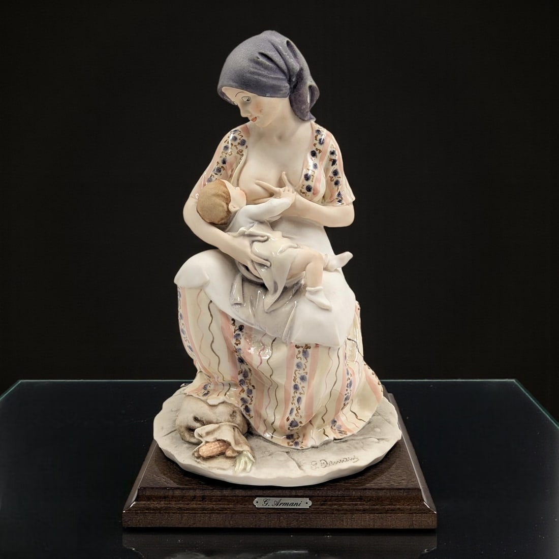 Giuseppe Armani Figurine: Capodimonte Mother & Child Breastfeeding, No Box (1 of 14)