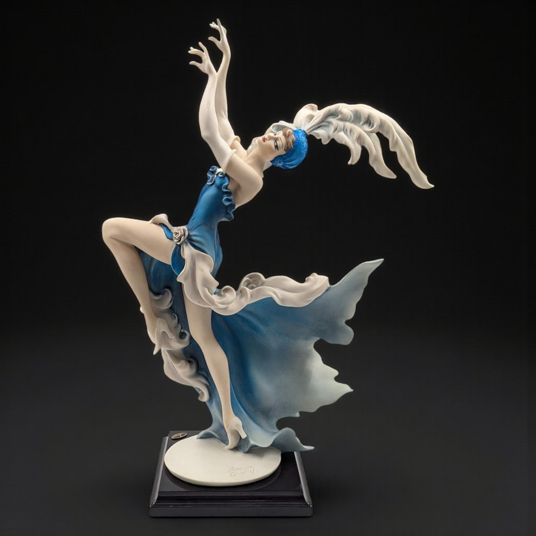 Giuseppe Armani Figurine: "Burlesque" 1925C With Original Box: Giuseppe Armani Figurine: "Burlesque" 1925C With Original Box. PLEASE NOTE, the hand on this piece was broken and repaired, please see pics. Box measures approx. 14" X 23" X 11". Please co