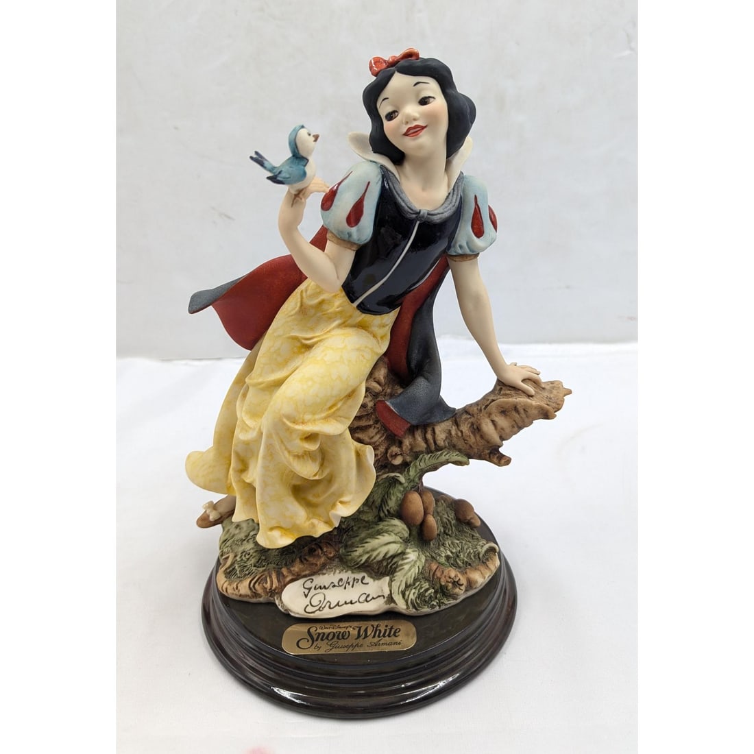 Giuseppe Armani Figurine: Walt Disney's "Snow White With Bluebird" 209C With Original Box (1 of 13)
