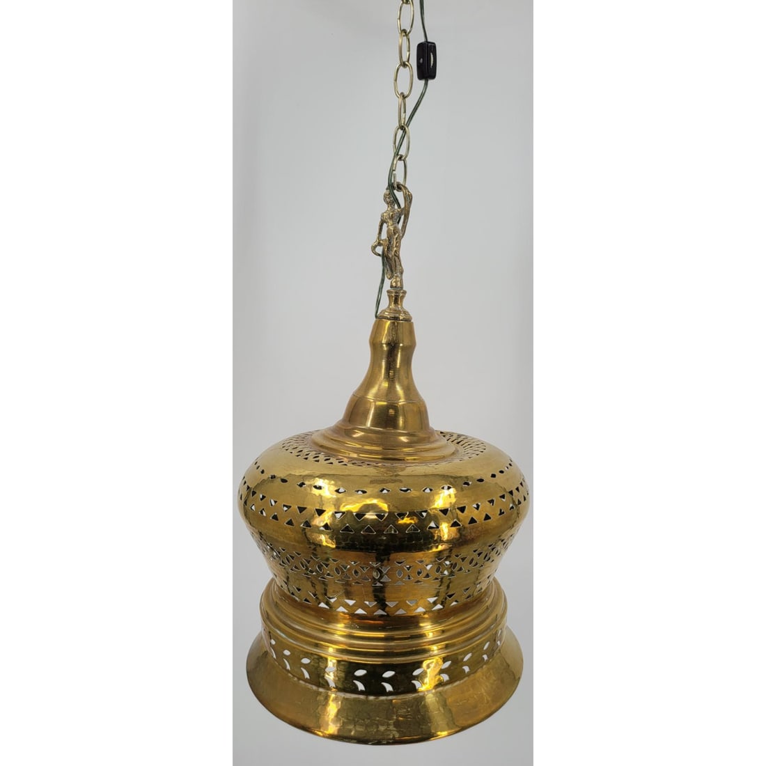 Vintage Brass Pendant Lamp: Vintage Brass Pendant Lamp. Measures approx 22" X 13" X 13" chain length 16ft Please copy and paste the URL link below to review our Terms and Conditions for bidding, payment, shipping and