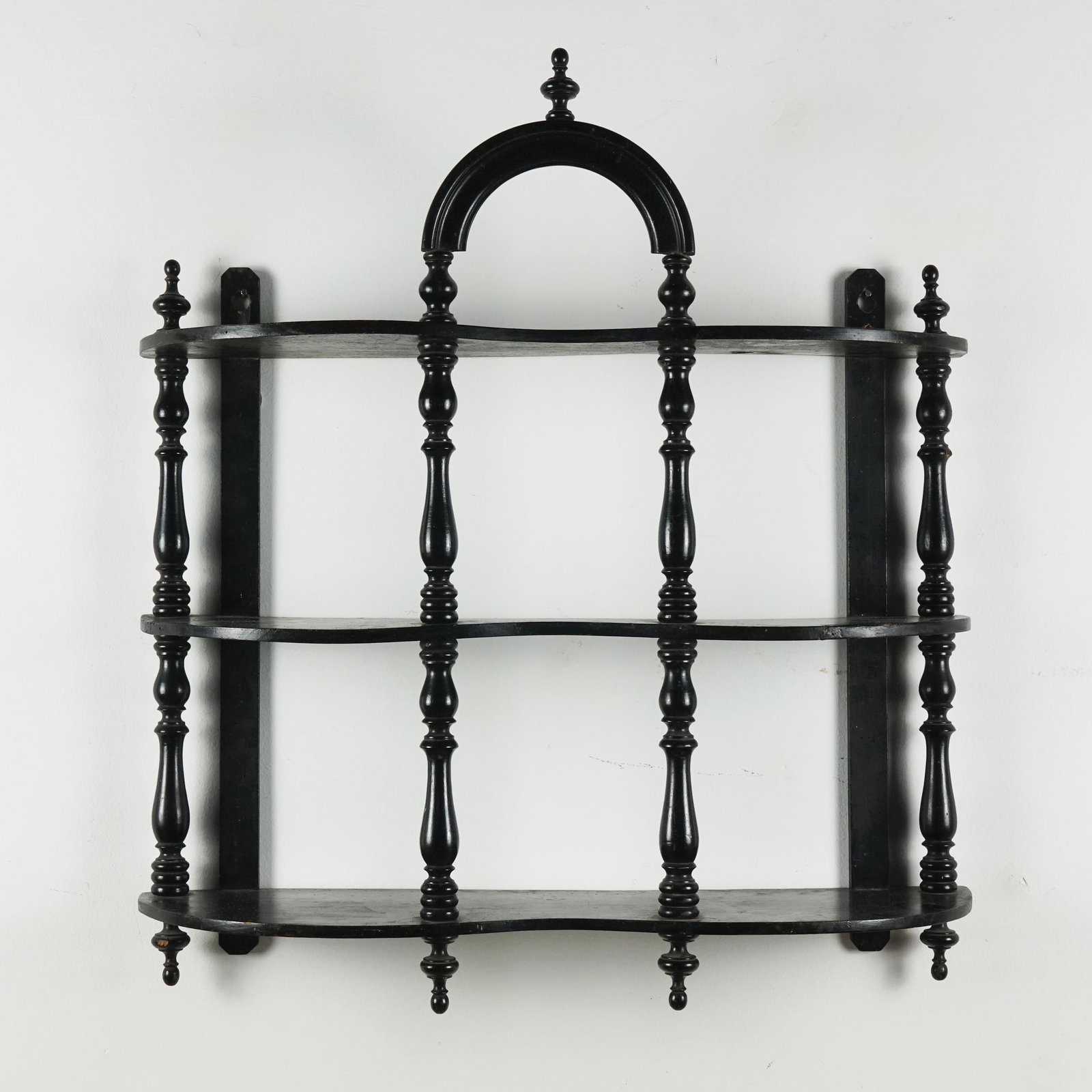 An ebonized wood shelf: 65x58x15