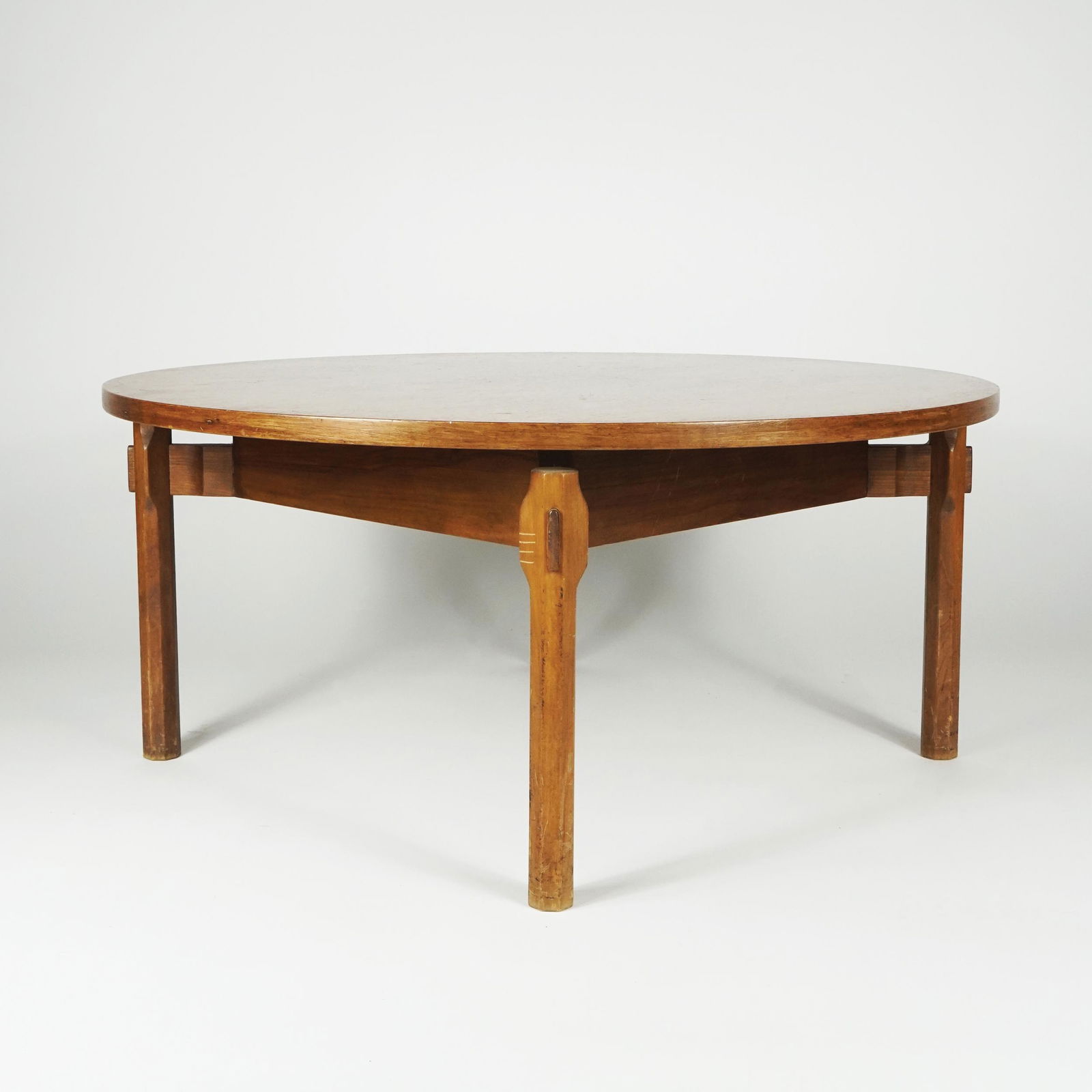 A solid teak wood round top table: mod. 748, Ico Parisi for Cassina, 1960, 38by85cm.