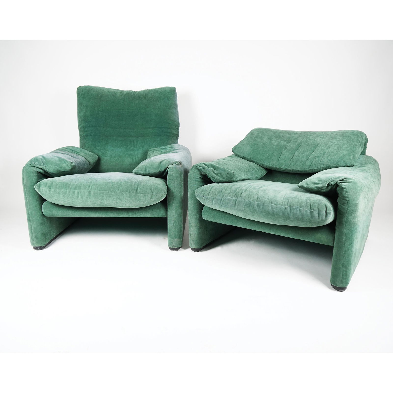 A pair of Maralunga turquoise velvet covered armchairs: Vico Magistretti for Cassina, 68x87x89 cm. each