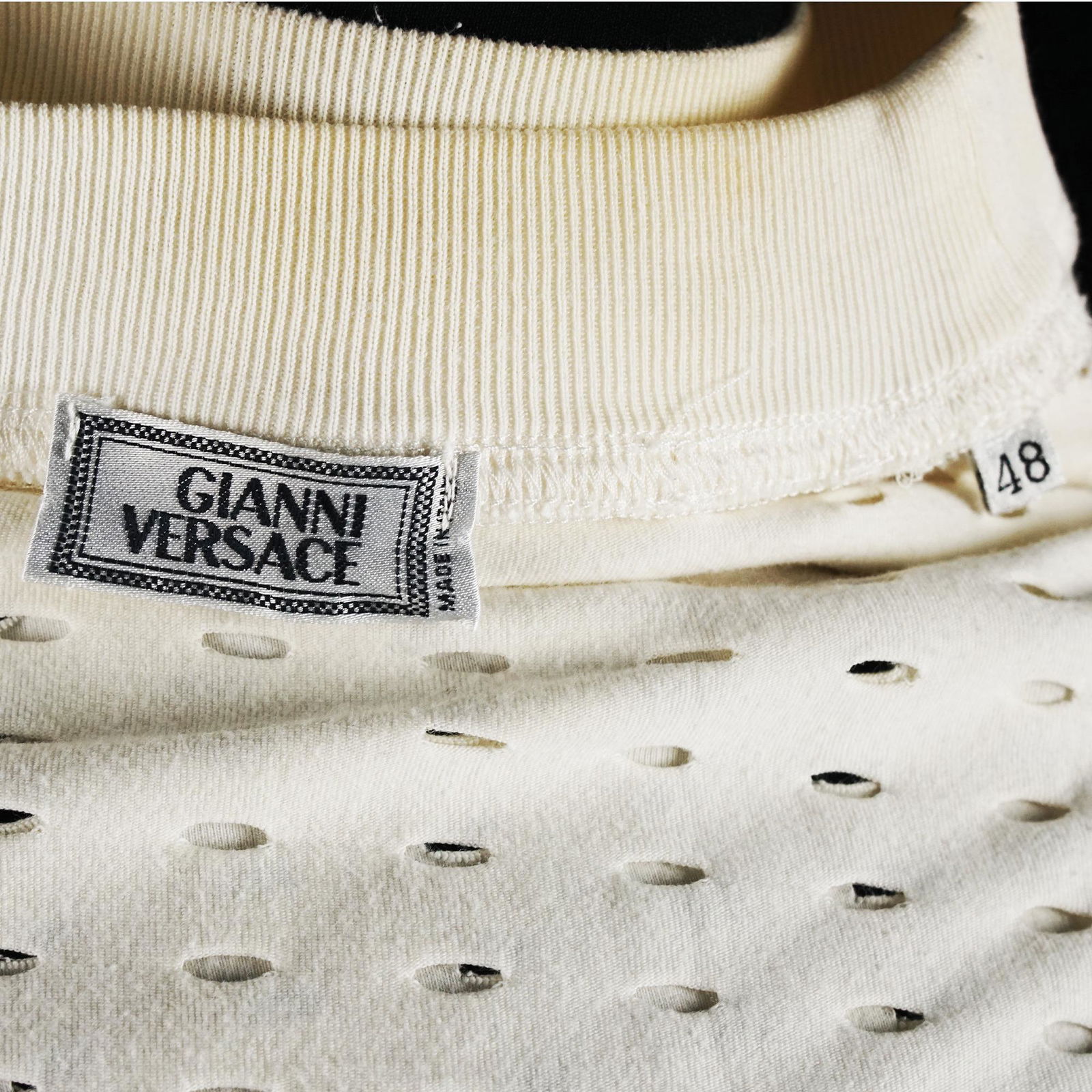 Gianni Versace: white cotton sweater.1994, size M