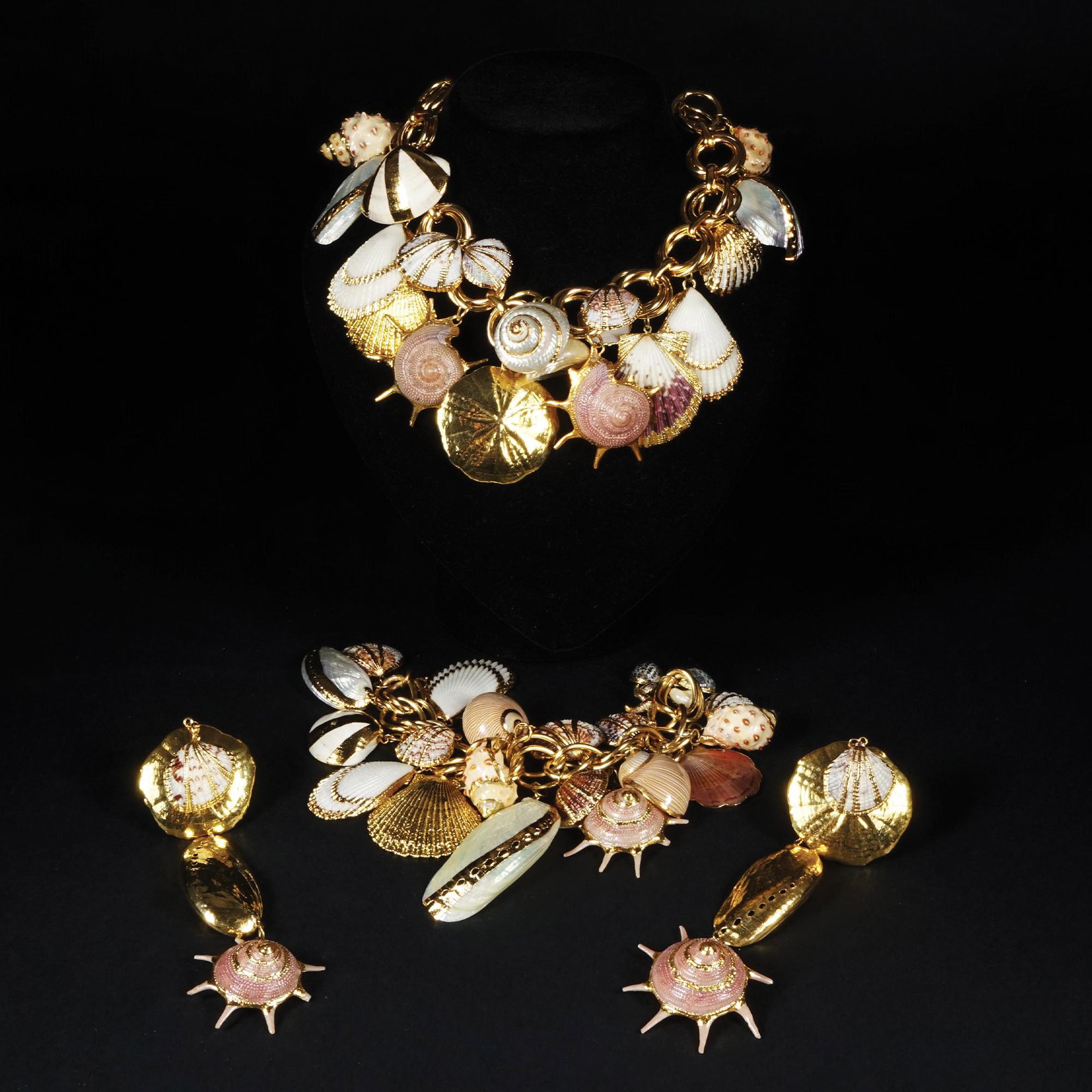 Parure: composed of a necklace, a bracelet and a pair of earrings in golden metal with shell charms