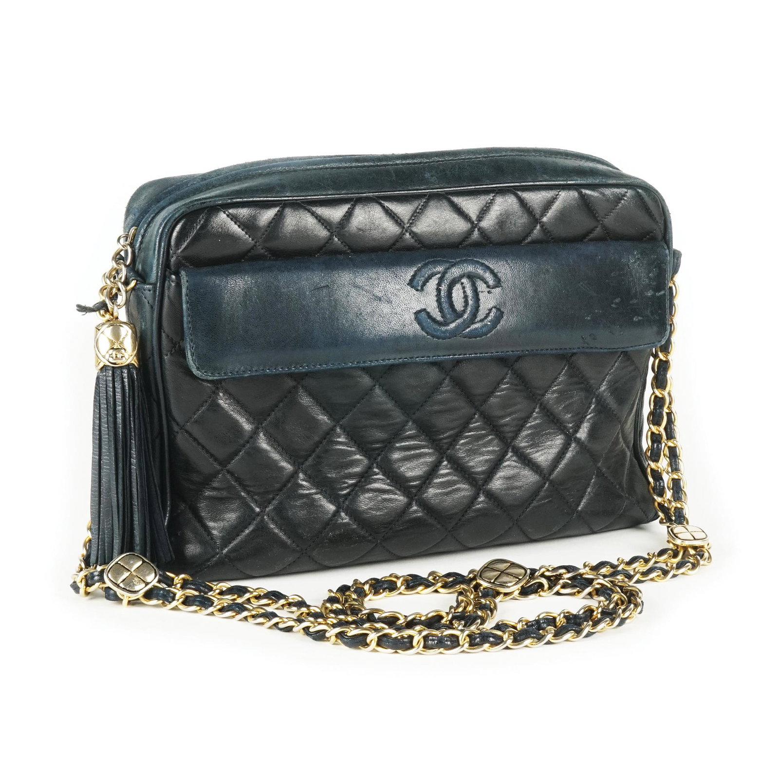 Chanel: a blue quilted calfskin Camera bag. Late '70s-early '80s, n. B164, cm. 22x27x8 (worn). There are neither sticks nor cards as the encoding comes into use in the following years