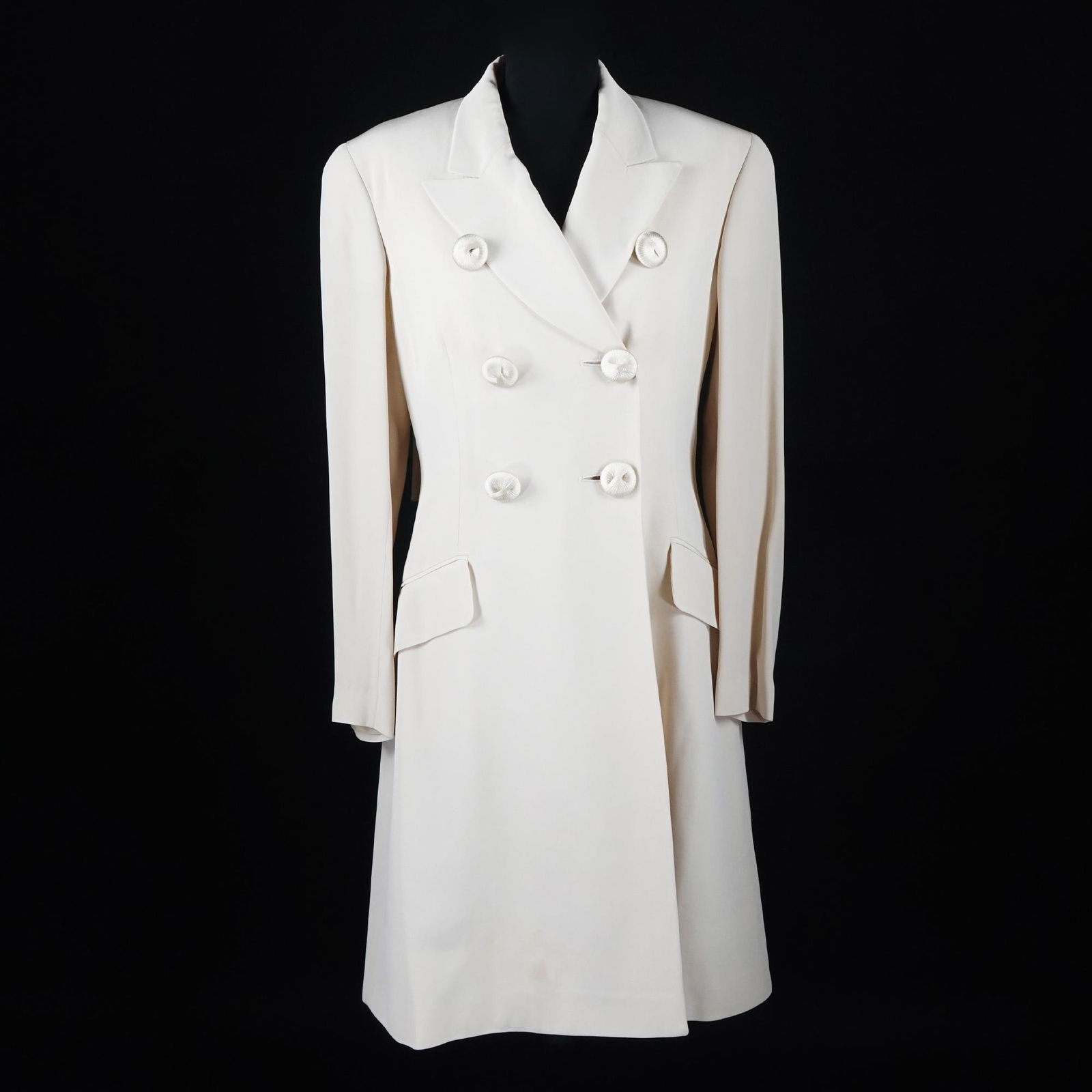 Gianfranco FerrÃ©: a double-breasted robe manteau in ivory viscose blend crepe, size 42