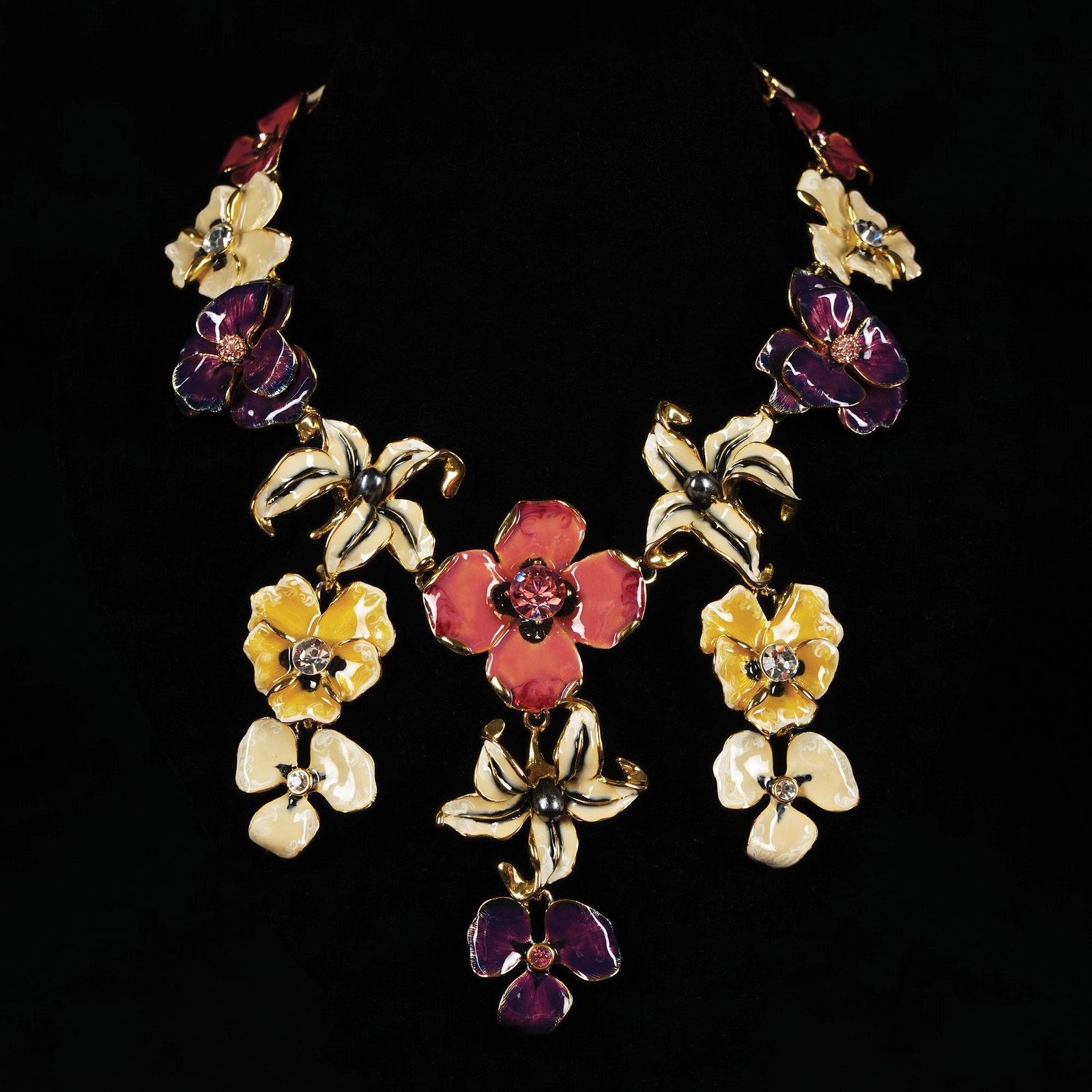 Kenneth Jay Lane: an American gilt and enamelled metal necklace with flowers, 48cm. long
