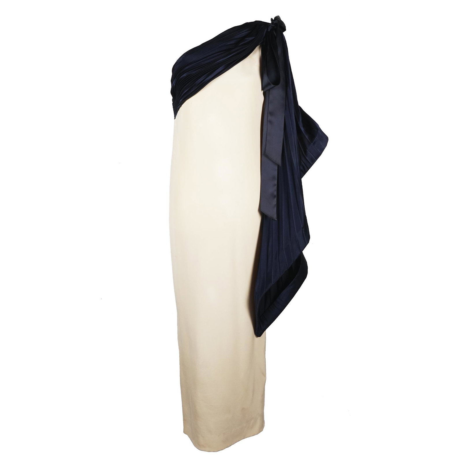 Pierre Cardin: a long one-shoulder dress in white silk crepe with pleated edges in blue silk (showy halos)