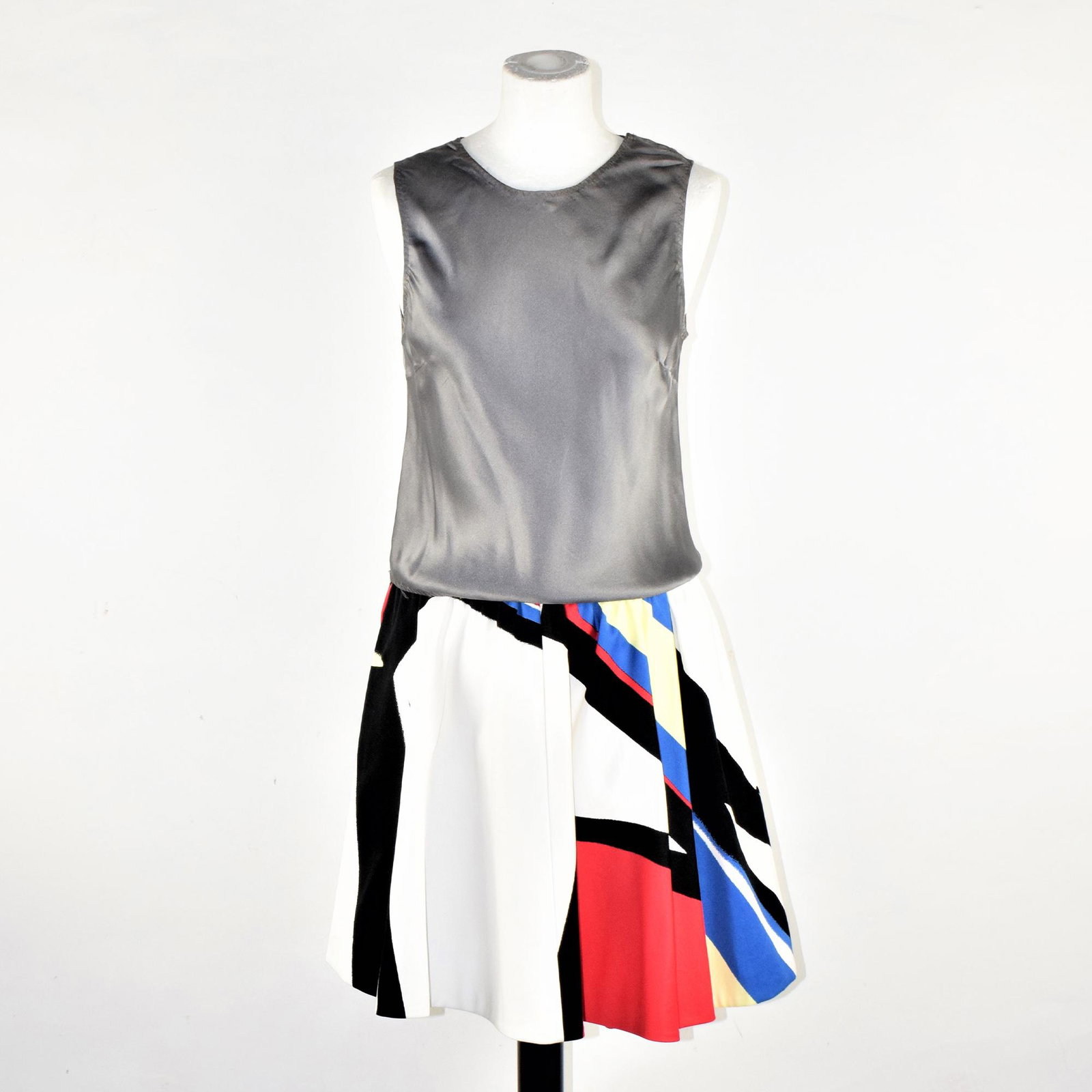 Prada: a cotton skirt TOGETHER WITH sleeveless blouse in gray silk, size 40