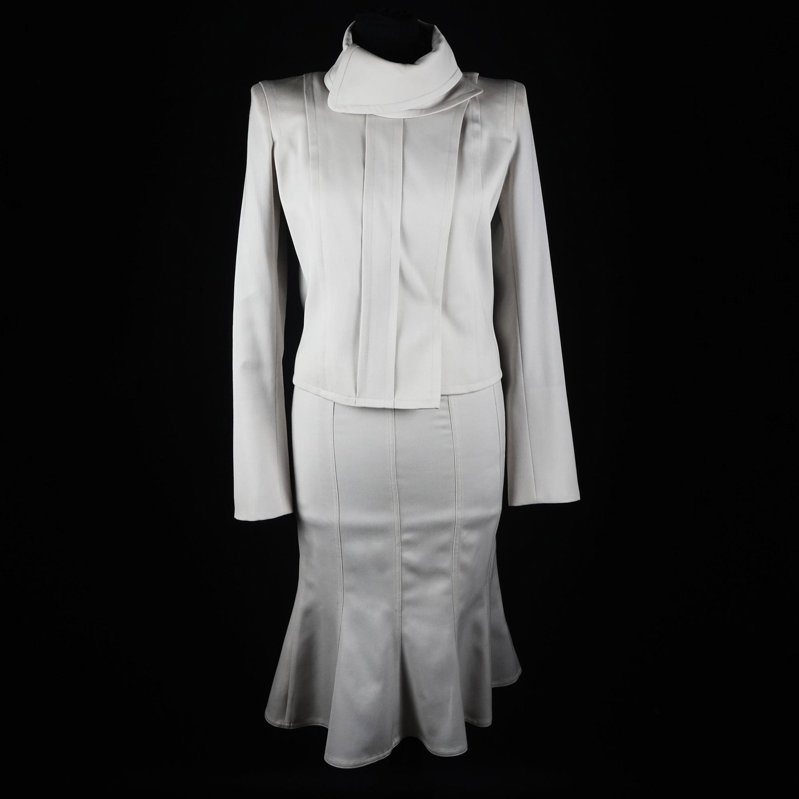 Yves Saint Laurent: a perl grey satin wool suit consisting of skirt and jacket, tg. F 36