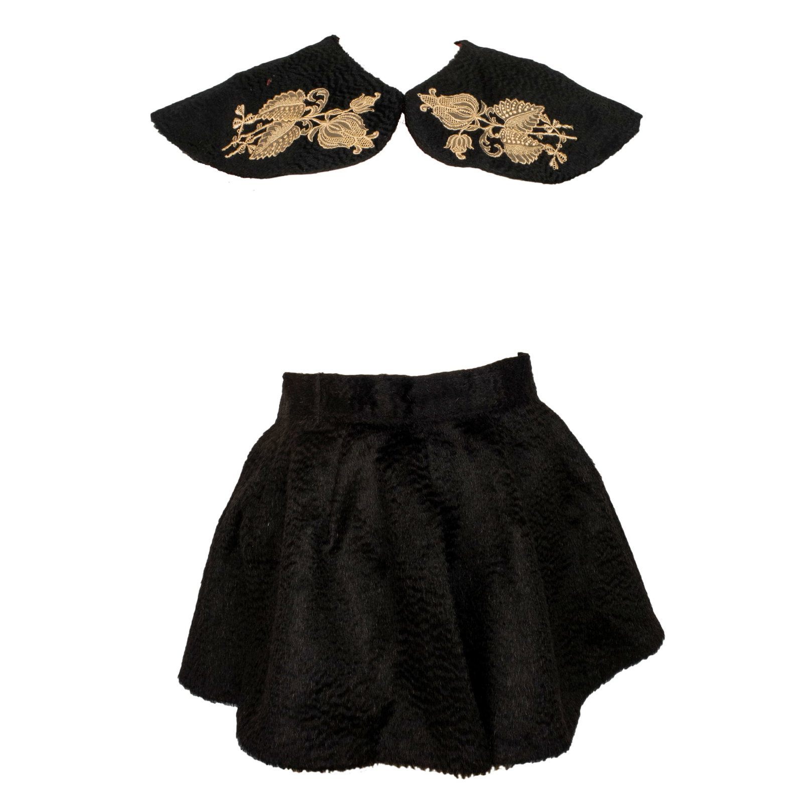 Collar and overskirt: in black alpaca with ecru lace applications with floral motifs.Early 20th century. Please note that each lot may have defects, stains or imperfections not noted in the catalog.