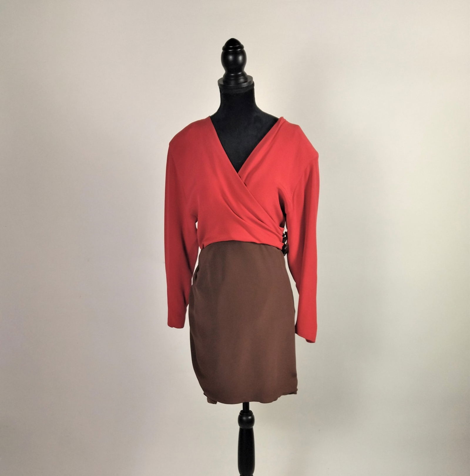 Andrea Odicini: a silk crêpe dress: red bodice and brown skirt, tg. 42. '90s. Please note that each lot may have defects, stains or imperfections not noted in the catalog.