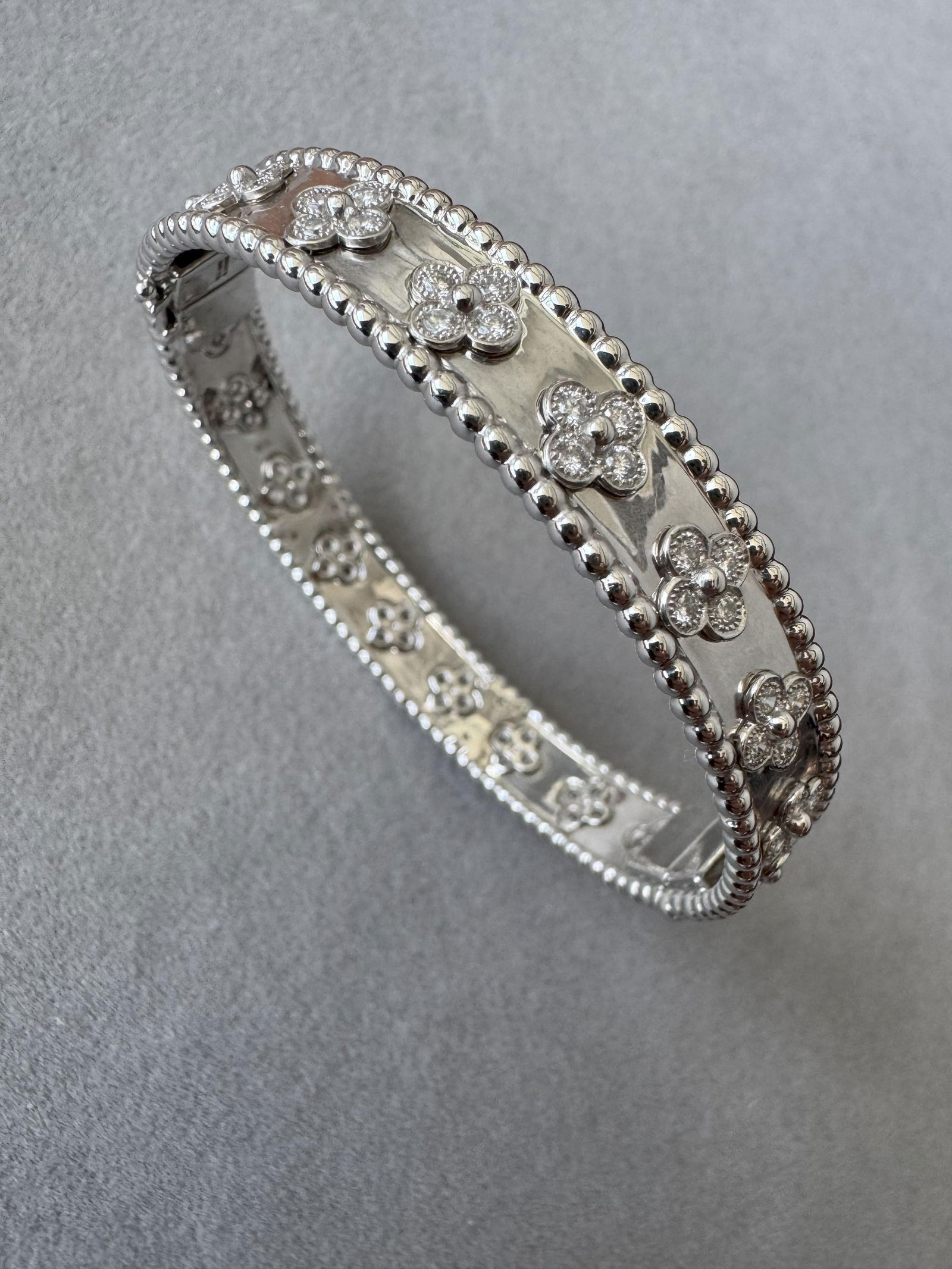 Van Cleef & Arpels Diamonds Perlee Perl?e Clovers 18K White Gold Bangle Bracelet (1 of 10)