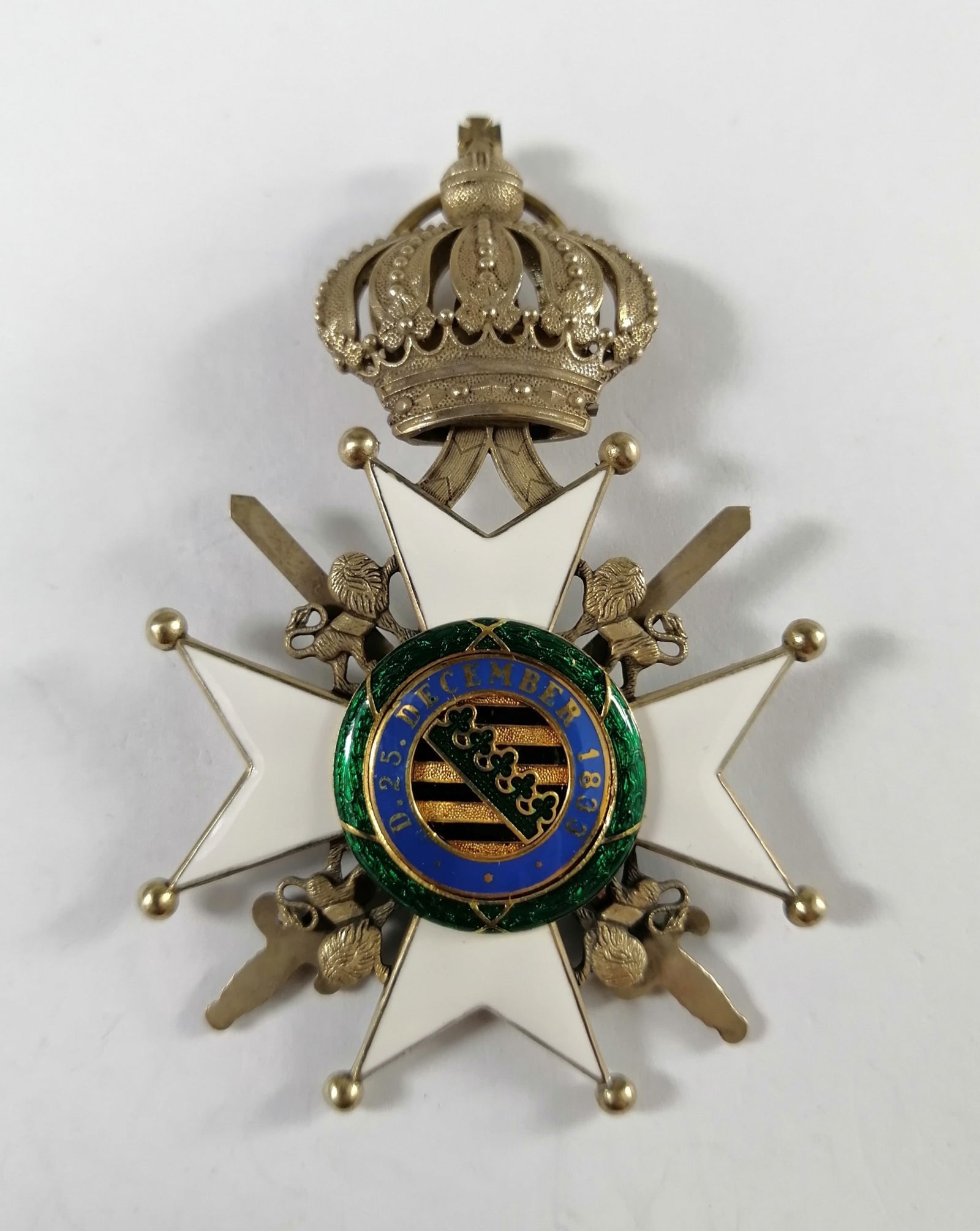 Herzoglich Sachsen-Ernestinischer Hausorden Ritterkreuz mit Schwertern (1 of 2)