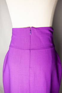 Oscar de la Renta Purple Cashmere Wool Skirt XS: Title: Oscar de la Renta Purple Cashmere Wool Skirt Medium: Cashmere Wool Origin/Year: Contemporary Dimensions: Size XS Condition: Good Provenance: Smoke-free and pet-free home Additional