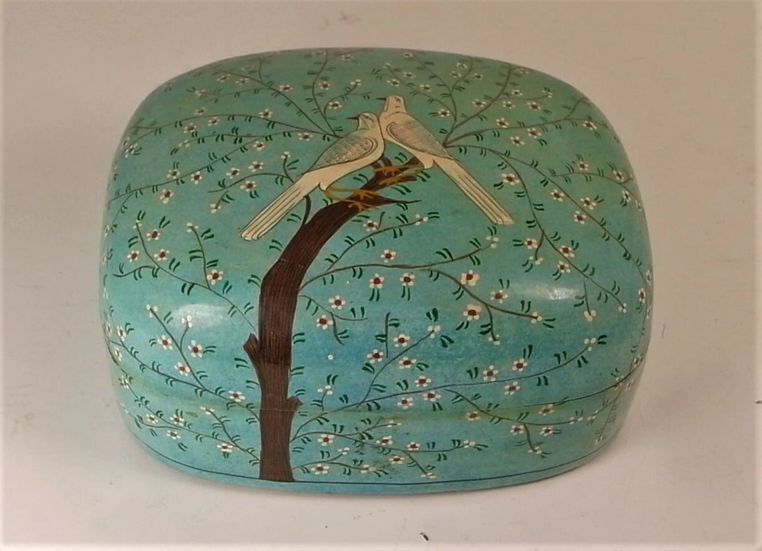 Kashmir Antique Papier Mache Kashkul Box 28cm: Title: Kashmir Antique Papier Mache Kashkul Box Medium: Papier Mache Origin/Year: Kashmir, India Dimensions: 28 cm Condition: Excellent vintage condition Provenance: Made in