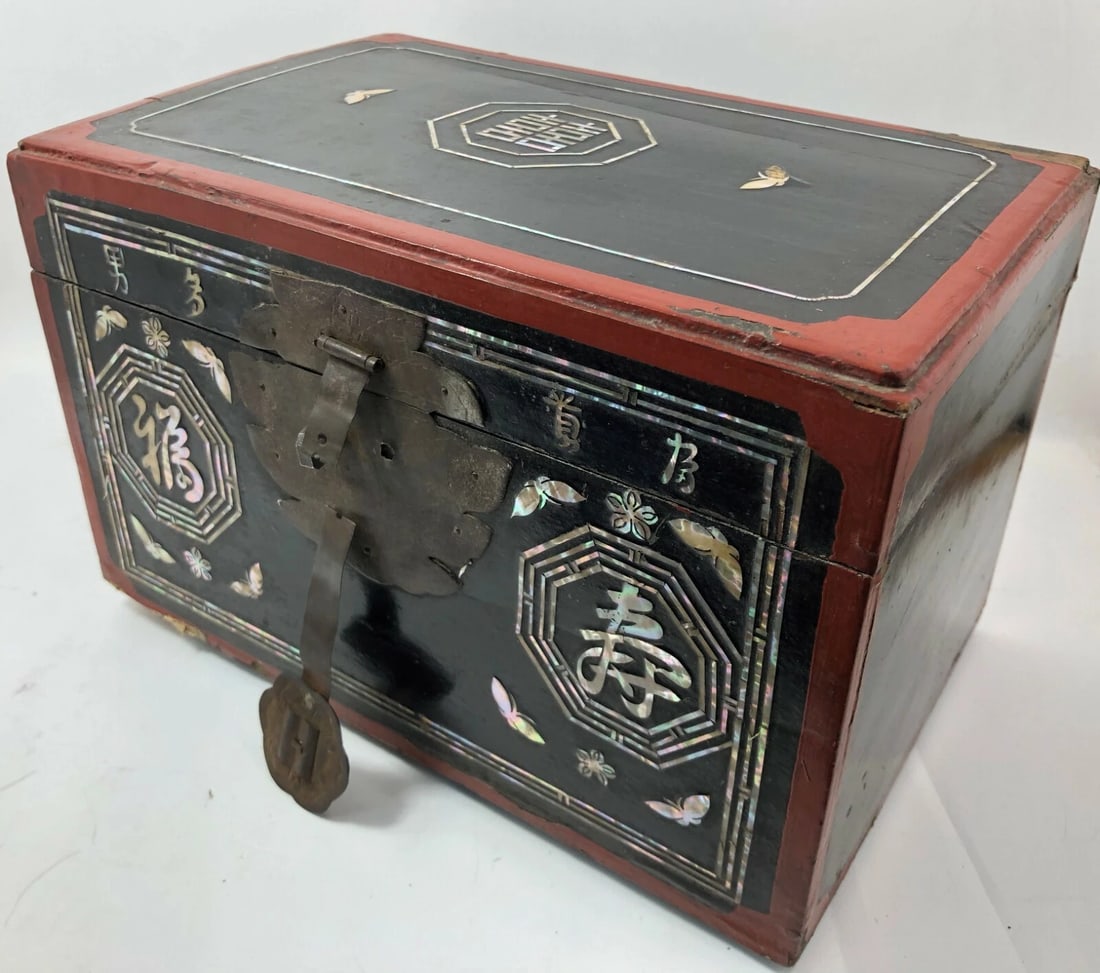 Korean Inlaid Lacquer Box, 16th Century (1 of 10)